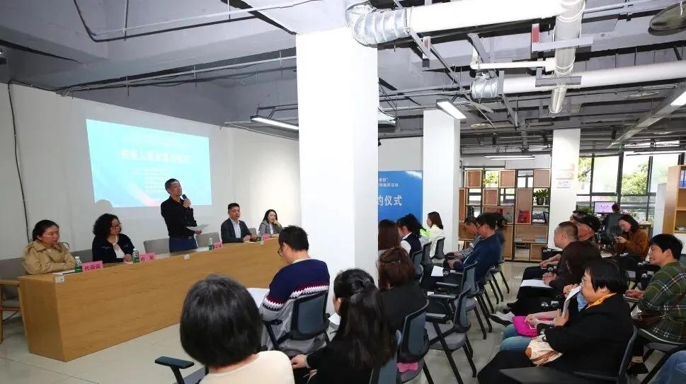 图为招聘活动现场